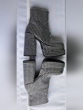 STEVE MADDEN Women's Black Rhinestone Platform Boots Sz 8 Needs Some Repair